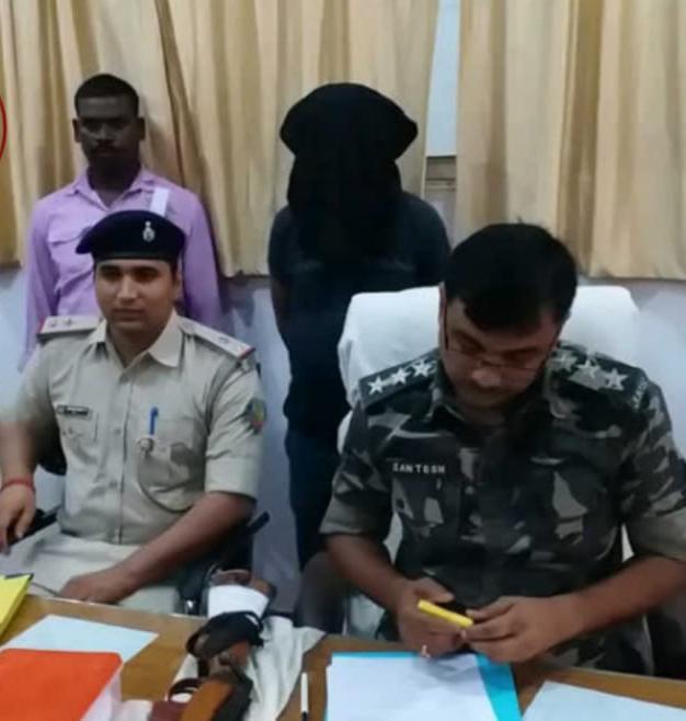 Latehar News :   जेजेएमपी के कुख्यात उग्रवादी कमलेश यादव को हथियार और जिन्दा कारतूस के साथ  लतेहार पुलिस ने गिरफ्तार किया …..