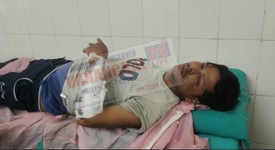 RAJNAGAR BREKING : लेकड़ाकोचा मोड़ पर अज्ञात वाहन की चपेट में स्कूटी सवार घायल।समाजसेवीयों की मदद से पहुँचा अस्पताल। | Vananchal 24TV Live