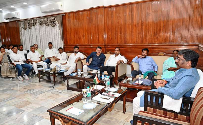 Jharkhand politics क्या होगा और क्या नहीं ?, इसे लेकर अटकले तेज, सीएम आवास पर सुटकेट लेकर पहुंचे विधायक ! | Vananchal 24TV Live