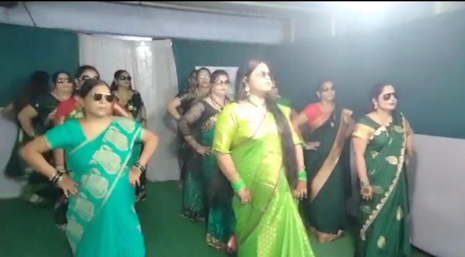 Jamshedpur News : सिदगोड़ा में सावन महोत्सव का आयोजन, भंगिया ना पिसाई ए गणेश के पापा के घुन पर महिलाओं ने जम कर नृत्य किया….. | Vananchal 24TV Live
