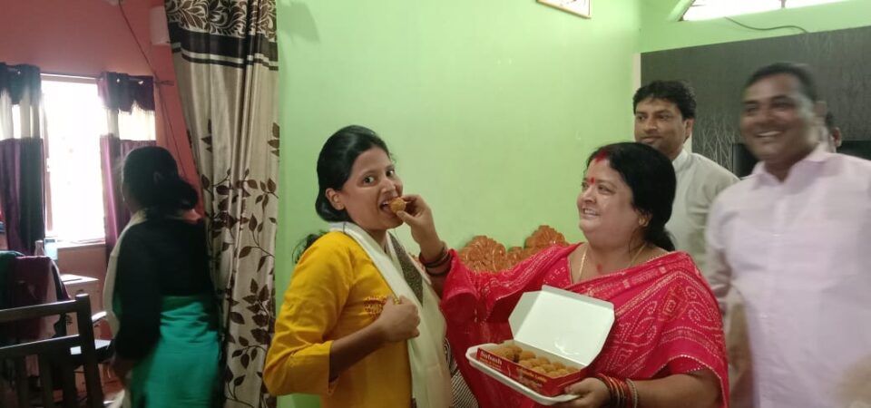 Saraikela News: नपं अध्यक्षा ने घर पहुंच कर श्रद्धा को दी सफलता की बधाई…. | Vananchal 24TV Live