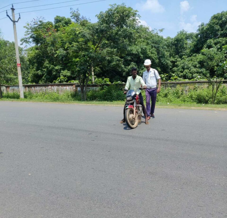 Saraikela News : जिला परिवहन पदाधिकारी की देखरेख में चलाया गया सड़क सुरक्षा जागरूकता अभियान…. | Vananchal 24TV Live