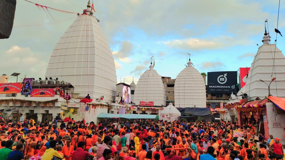 DeogharNews : देवघर में शिवभक्तों की गूंज से गुंजायमान, राजकीय श्रावणी मेला के 23 वें दिन पट खुलते ही जलार्पण शुरू…… | Vananchal 24TV Live