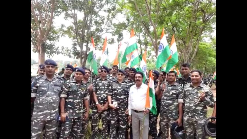 Hazaribagh News : 22 बटालियन के सीआरपीएफ जवानों ने  75 में वर्षगांठ पर हर घर तिरंगा कार्यक्रम को सफल बनाने के लिए  मोटरसाइकिल रैली निकाली….. | Vananchal 24TV Live