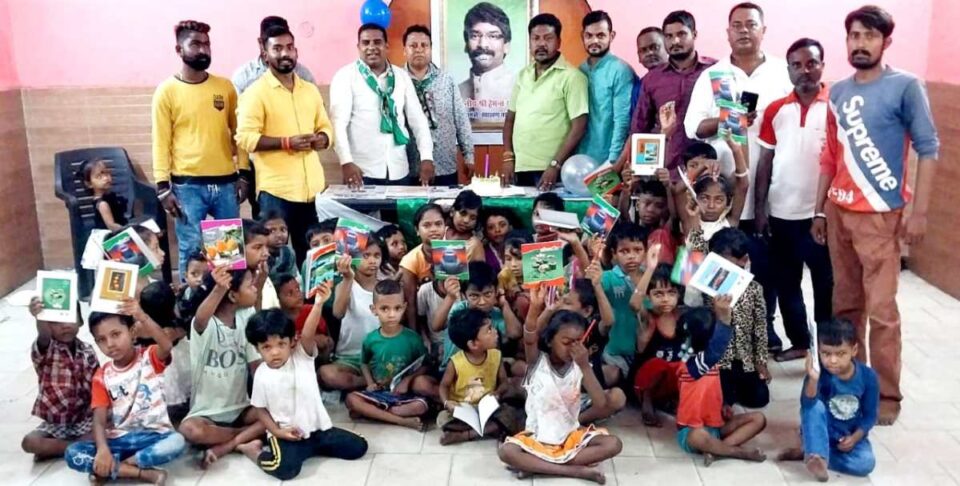 Jamshedpur News : CM हेमंत सोरेन का जन्मदिन कार्यत्ताओं ने धुम-घाम से मनाय…..