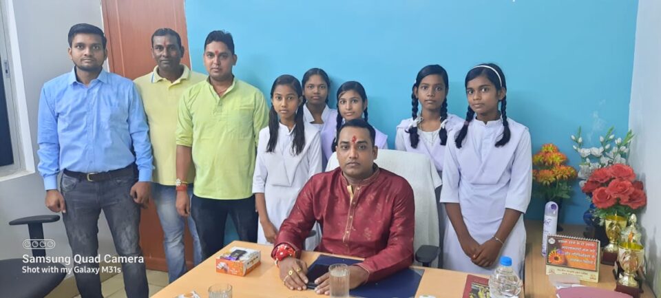 Saraikela News : छात्राओं और शिक्षिकाओं ने थाना प्रभारी सहित जवानों को बांधी राखी,  सुरक्षा का लिया संकल्प….. | Vananchal 24TV Live