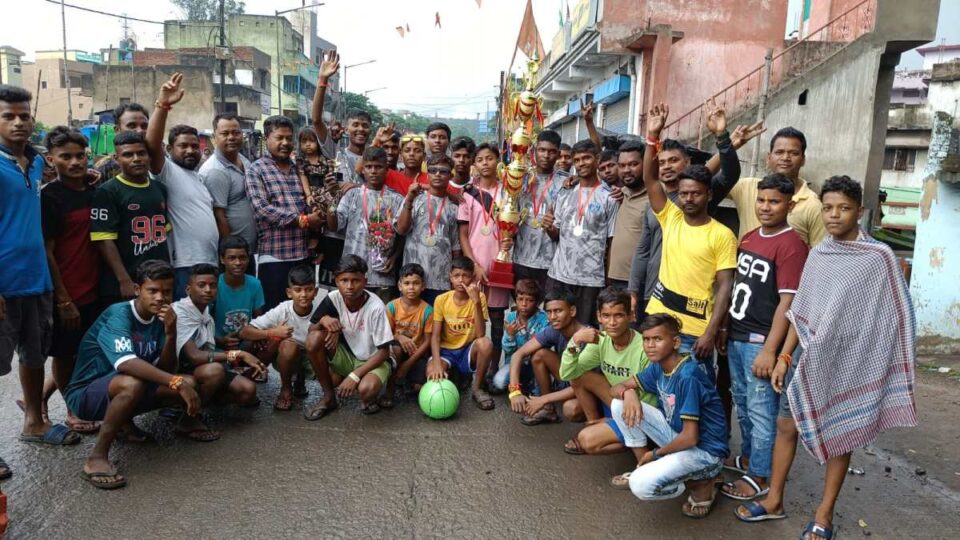 Jamshedpur News : विकास समिति लावा रोड को फुटवॉल प्रतियोगिता में प्रथम पुरस्कार, ढोल-नगाड़ों के साथ स्वागत किया ….. | Vananchal 24TV Live