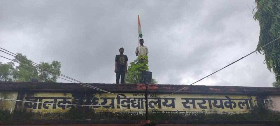 Sarikela News : स्कूलों में फहराया गया तिरंगा; निकाली गई प्रभात फेरी….