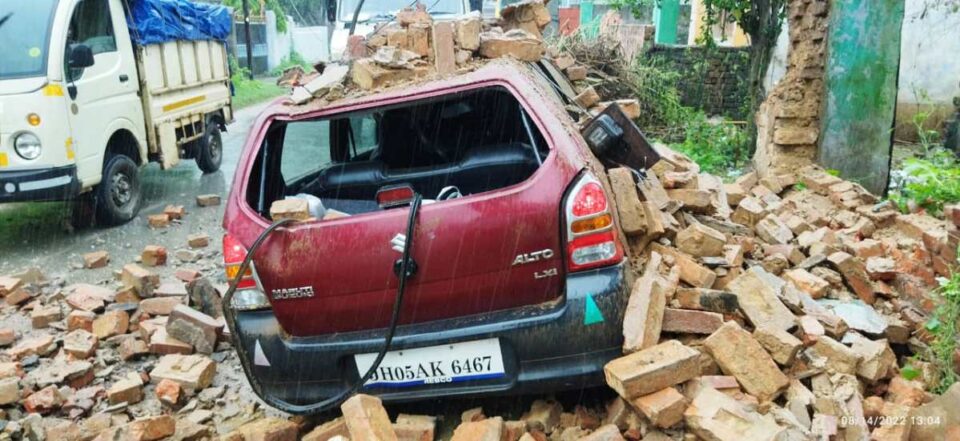 Saraikela News : ब्रेक के बाद सरायकेला में रविवार को पूरे दिन हुई झमाझम बारिश; डैमेज बिल्डिंग के ढहने से बाल बाल बचे शिक्षक तरुण; अल्टो वाहन हुई क्षतिग्रस्त…. | Vananchal 24TV Live