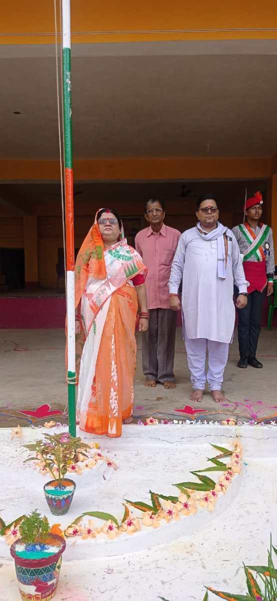 Saraikela News : आजादी का अमृत महोत्सव मनाते हुए सरस्वती शिशु मंदिर उच्च विद्यालय में हुआ झंडोत्तोलन कार्यक्रम…. | Vananchal 24TV Live