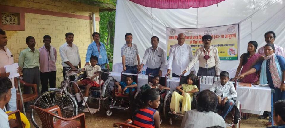 Saraikela News : दिव्यांग जनों की सेवा सीधे नारायण सेवा स्वरूप है: मनोज कुमार चौधरी… | Vananchal 24TV Live