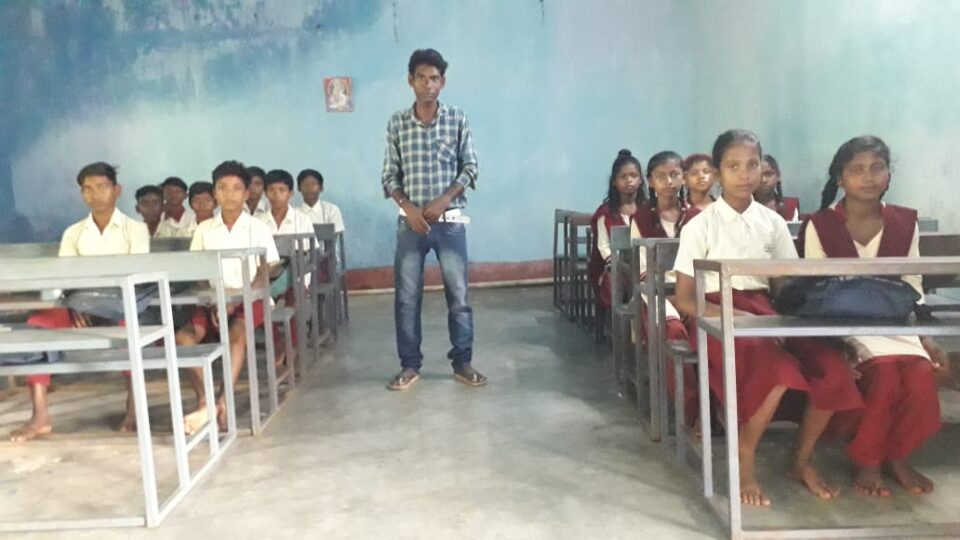 Saraikela News : मध्य विद्यालय कंचनटांड में आयोजित हुआ विधिक जागरूकता कार्यक्रम…..