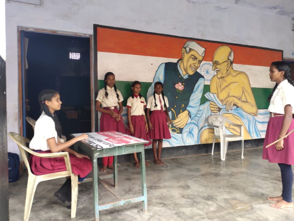 Saraikela News : आजादी के अमृत महोत्सव के तहत स्कूली बच्चों ने विद्यालय में विविधता में एकता पर किया नाटक मंचन…..