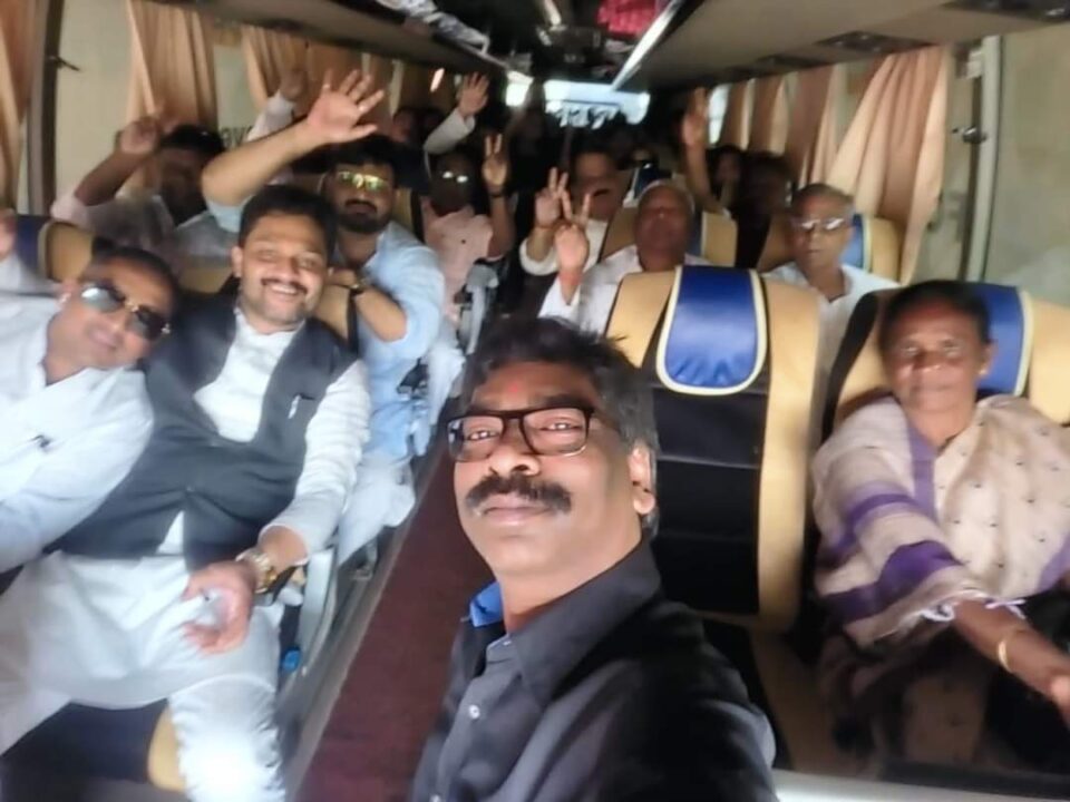 Jharkhand politics झारखंड में सियासी तूफान के बीच लतरातू डैम पहुंचे मुख्यमंत्री, यूपीए के 36 विधायक भी हैं साथ, बोटिंग और प्रकृति का उठायेंगे आनंद | Vananchal 24TV Live