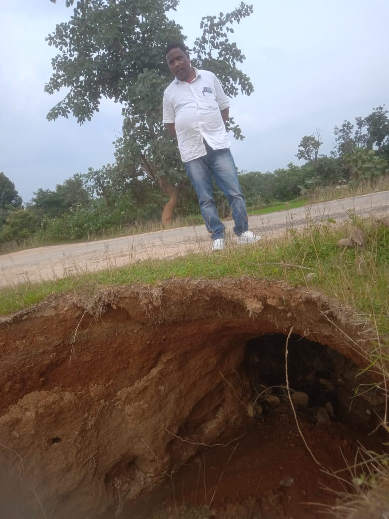 Jharkhand angara road news रांची के अनगड़ा में खराब सड़क से जिंदगी हुई मुश्किल , बोंगइबेड़ा पंचायत की जर्जर सड़क की सूरत बदलने का इंतजार…