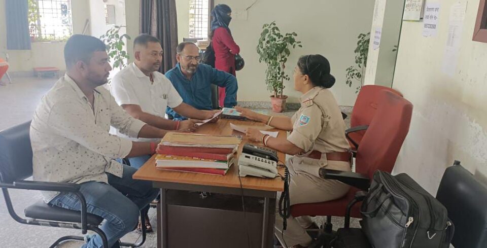 Jamsedpur Encroachment अतिक्रमण के खिलाफ उठी आवाज, सरकारी जमीन को मुक्त कराने की मांग, कांग्रेस नेता ज्योतिष कुमार यादव ने थाना प्रभारी को सौंपा शिकायत पत्र