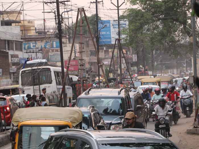 Ranchi encroachment सड़क चौड़ीकरण के लिए रातु रोड की कई दुकान-मकान पर चला बुलडोजर, सड़क पर दिखी अफरा-तफरी, शोर-शराबा भी हुआ… | Vananchal 24TV Live