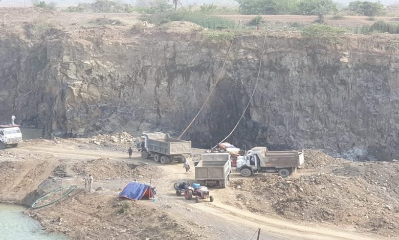 Pakur News : पत्थर खनन का काला खेल चल रहा है माफिओं और पदाधिकारी के बीच सांठगांठ, अवैध कारोवारी लुट रहे लीज से अधिक जमीन पर खनन कर के, पदाधिकारी संबंध में जबाव देने से कतरा रहें है….. | Vananchal 24TV Live