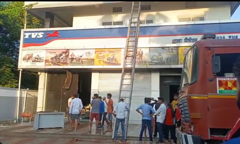 Palamu : टीवीएस शोरूम में भीषण आग,आग की तेज लपटों में 300 बाइक खाक, दम घुटने से शोरूम मालिक की मां की मौत….. | Vananchal 24TV Live