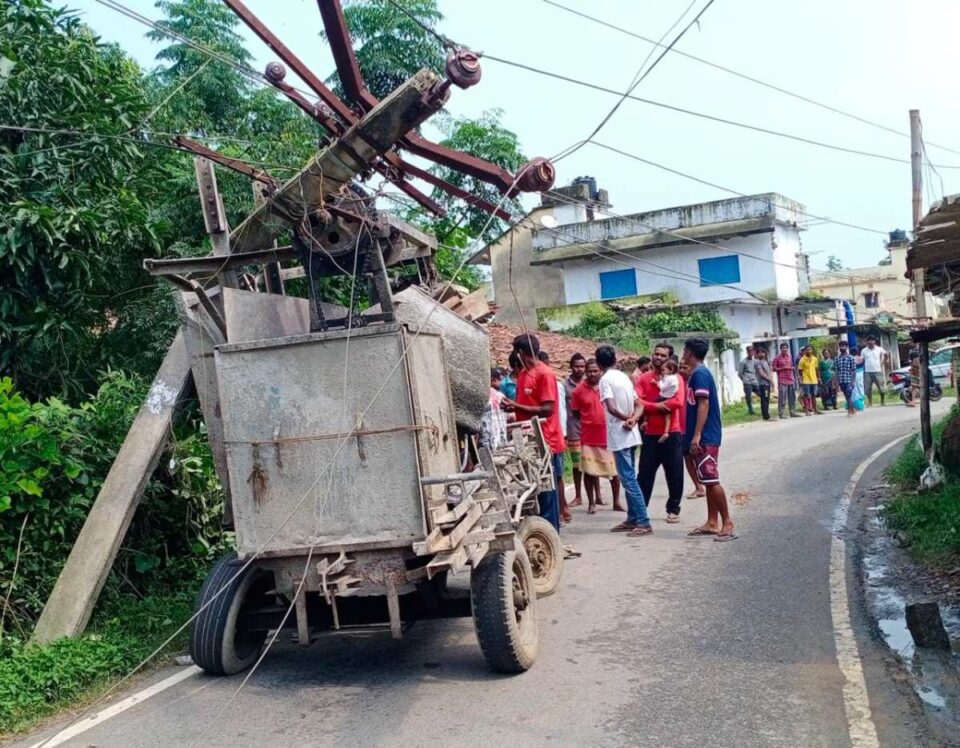 Angra News : बिजली की तार के कारण साल्हन रोड़ पर बड़ी घटना की संभावना बनी रहती है आज बड़ी घटना से बचे ग्रामीण……. | Vananchal 24TV Live