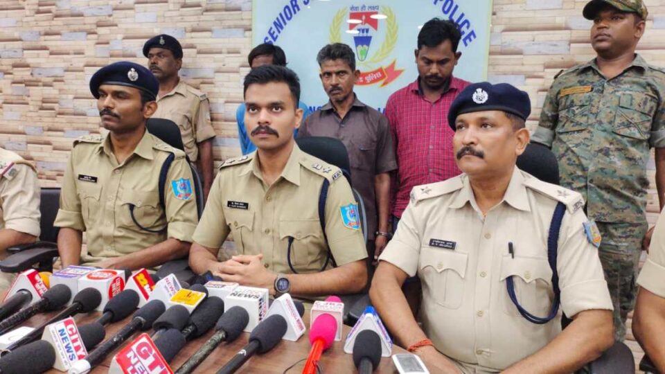 Jamshedpur News : जमशेदपुर टेल्को में 4 लाख 50 हजार की चोरी मामले का किया खुलासा, दूकानदार सहित तीन गिरफ्तार…. | Vananchal 24TV Live