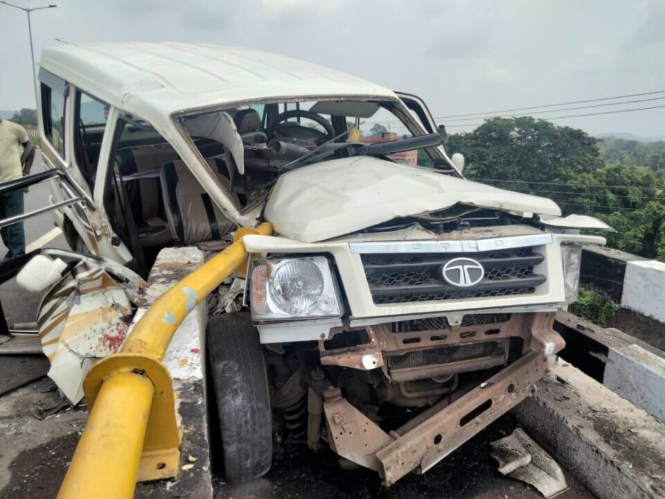 Chandil news चांडिल में बेकाबू रफ्तार बनी मौत की वजह, ओवरब्रिज से टकराई सुमो, एक की हुई मौत…