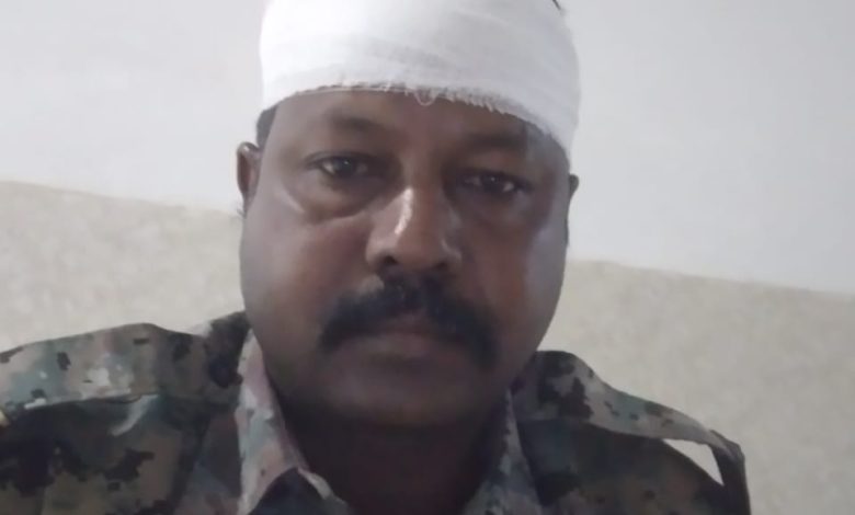 Chatra news चतरा में थानेदार समेत कई पुलिसकर्मी घायल, थानेदार की वर्दी फाड़ी, ग्रामिणों ने लाठी-डंडे से की पिटाई, पेट्रोलिंग करने गई थी पुलिस…