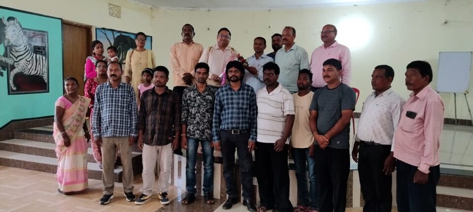 Saraikela News : सेवानिवृति पर वन विभाग के सहायक लिपिक को दी गई भावभीनी विदाई…..