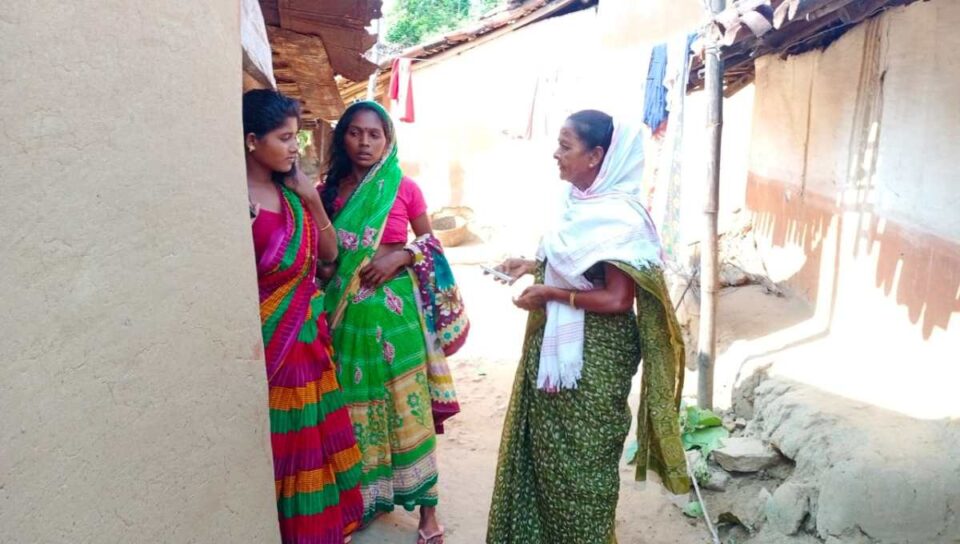 Saraikela News : डायन बिसाही के नाम पर 3 महिलाओं की बर्बरता पूर्ण हत्या का गवाह रहा रानाडीह गांव पहुंची पद्मश्री छुटनी महतो , कहा….. | Vananchal 24TV Live