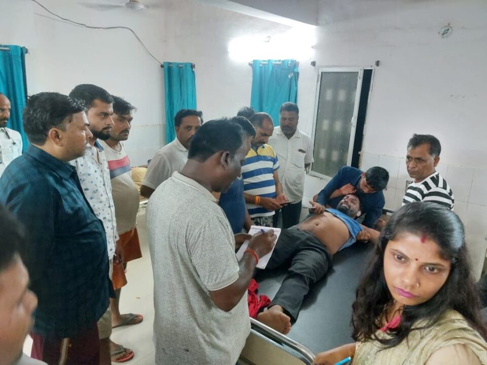 Garhwa News : आपसी विवाद के बीच-बचाव में युवक पर पेट्रोल डालकर हत्या करने का प्रयास, घायल सदर अस्पताल में भर्ती …. | Vananchal 24TV Live