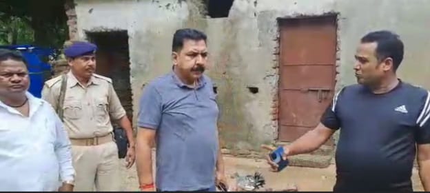 Saraikela News : 80 वर्षीय विधवा महिला को तेज धारदार हथियार से की हत्या, मामले की जांच करने पहुंचे पुलिस अधीक्षक, कहा की हत्यारे की शीघ्र होगी गिरफ्तारी…. | Vananchal 24TV Live