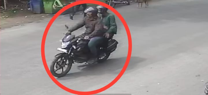 Jamshedpur News : नकली सीबीआई बनकर ठेकेदार से लाखों रूपये के जेवरात लेकर फरार.. | Vananchal 24TV Live