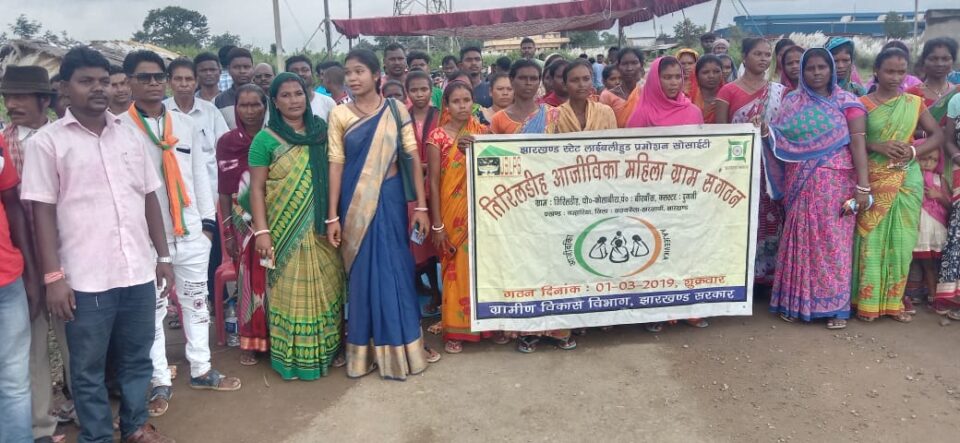 Saraikela News : भारी वाहनों के आवागमन से जर्जर हो रही सड़क को लेकर ग्रामीणों ने महिला संगठन के नेतृत्व में किया सड़क जाम, सीओ ने वार्ता कर सुलझाए मामला…. | Vananchal 24TV Live