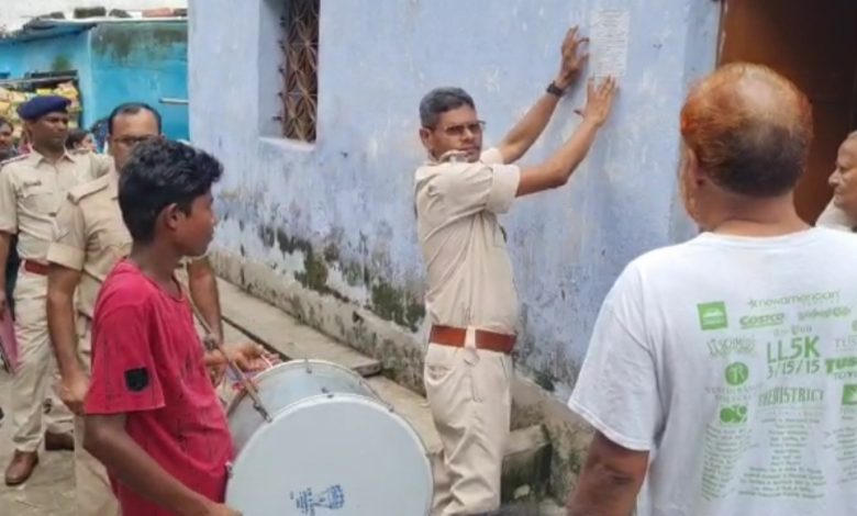 Jamshedpur News : पत्नी के साथ मारपीट मामले में फरार शमीम के घर पुलिस ने चिपकाया इश्तिहार..