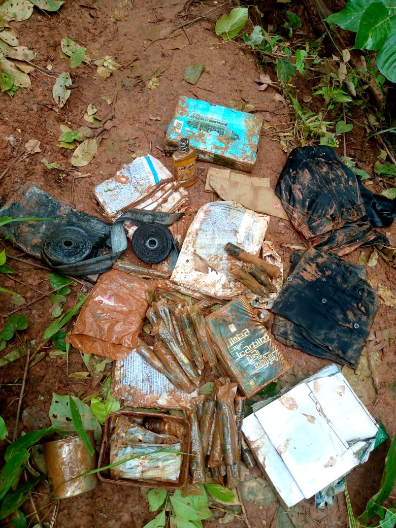 Chaibasa News : सारंडा के जंगलों में नक्सली गतिविधि बरकरार, सीआरपीएफ के सर्च अभियान के दौरान मिली कई महत्वपूर्ण कागजात से भरा बक्सा… | Vananchal 24TV Live