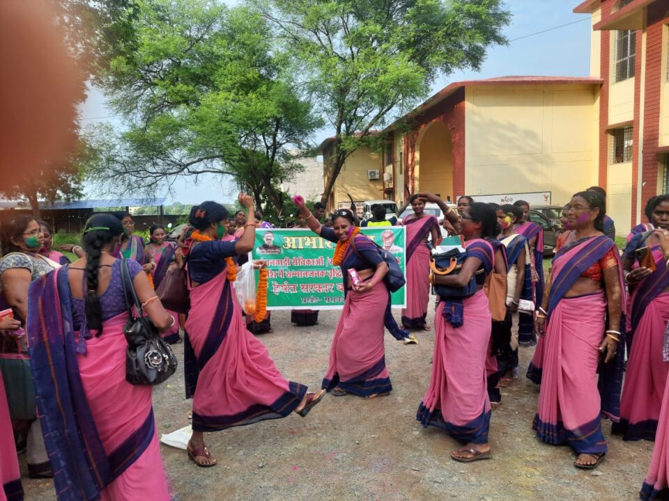 Saraikela News : मानदेय वृद्धि करने और सम्मानजनक करने पर आंगनबाड़ी सेविकाओं ने नृत्य कर जताई खुशी….. | Vananchal 24TV Live