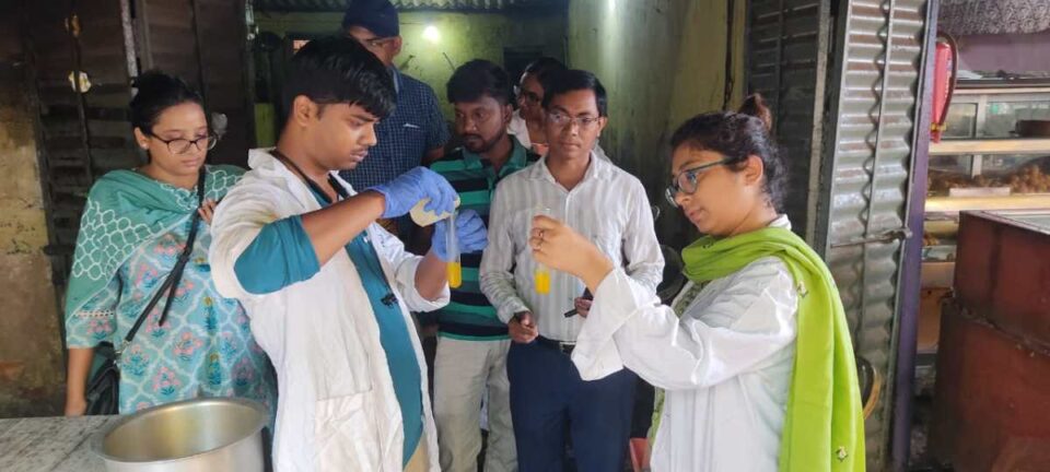 Saraikela News : फूड सेफ्टी टीम ने सरायकेला शहरी क्षेत्र सहित कांड्रा बाजार एवं चांडिल बाजार स्थित होटलों की औचक जांच की, ऑन द स्पॉट खाद्य पदार्थ के नमूने का किए जांच….. | Vananchal 24TV Live