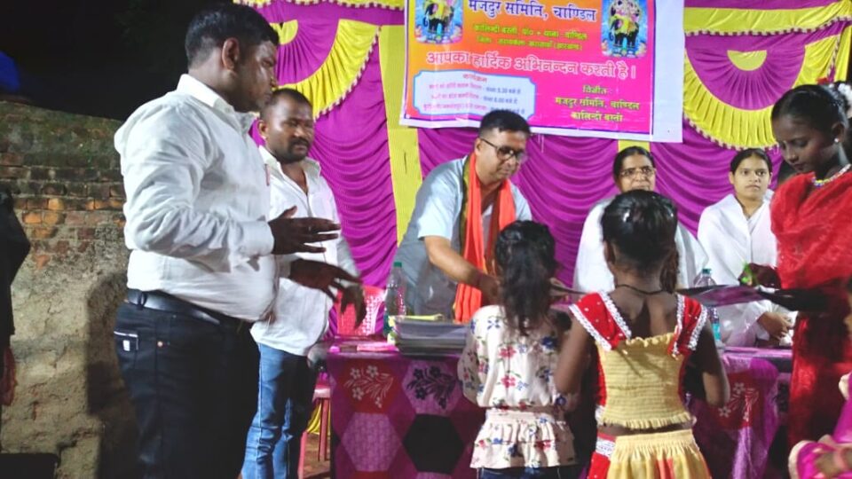 Chandil News : सेवा ही संकल्प है संस्था द्वारा विश्वकर्मा पुजा के अवसर पर कालिन्दी बस्ती के बच्चों के बीच शिक्षण समाग्री का वितरण किया … | Vananchal 24TV Live