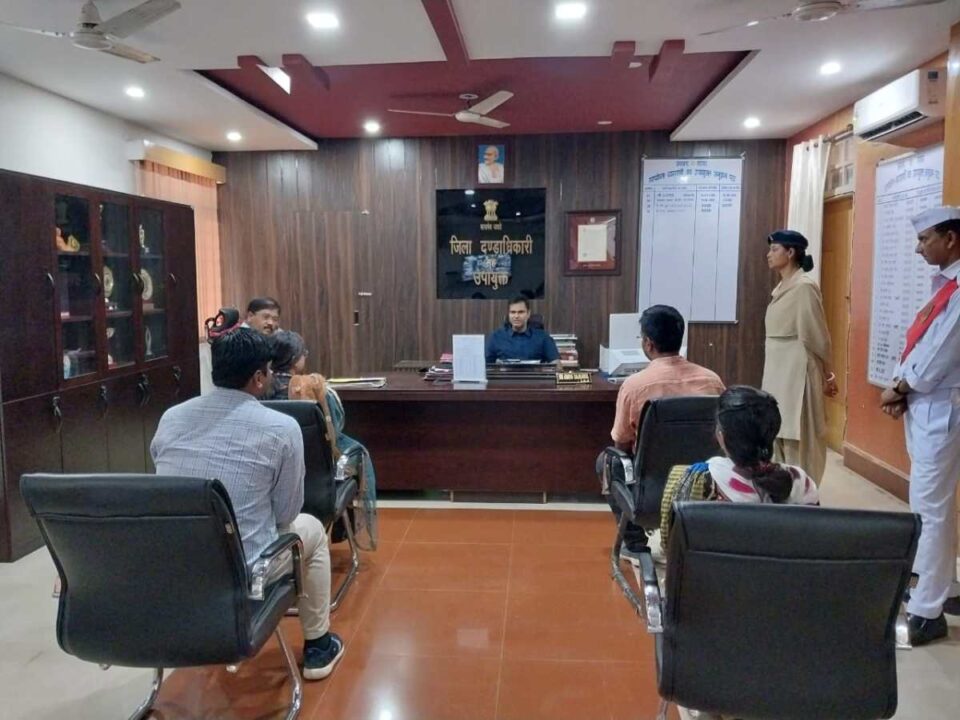 Saraikela News : साप्ताहिक जनता मिलन में 60 फरियादियों से मिले उपायुक्त, त्वरित समाधान के दिए निर्देश….. | Vananchal 24TV Live