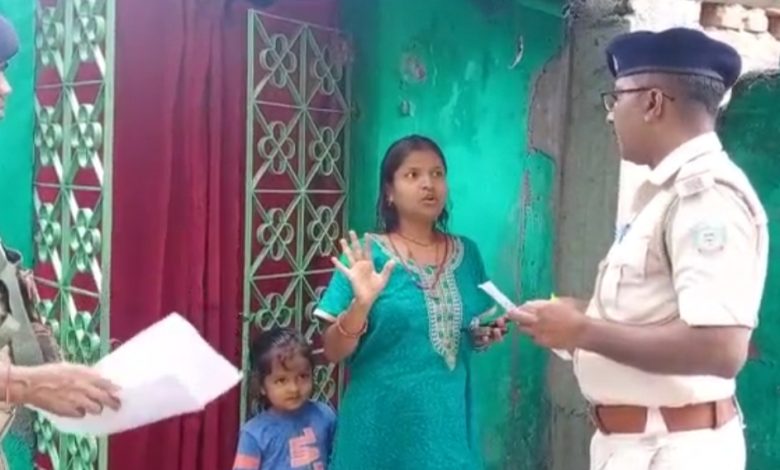 Jamshedpur News : युवती को अश्लील मैसेज भेजने के मामले में फरार आरोपी के घर पुलिस ने चिपकाया इश्तेहार…..