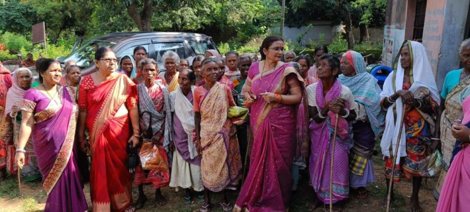 Jamtara news जामताड़ा में भाजपा नेत्री बबीता झा का स्वागत, गांव की महिलाओं के बीच किया साड़ी का वितरण… | Vananchal 24TV Live