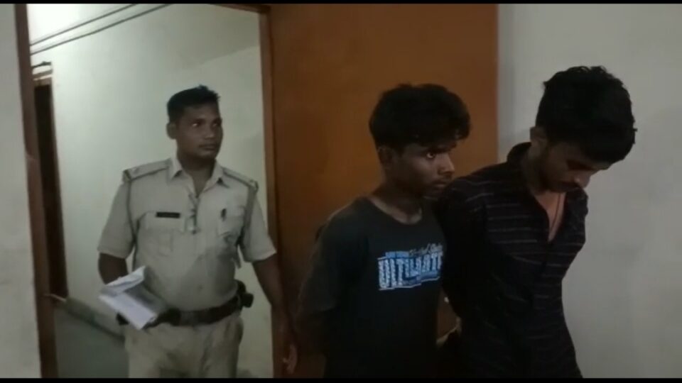 Saraikela News : लूट कर भाग रहे अपराधी को हथियार के साथ ग्रामिणों ने पकड़कर पुलिस को सौपा … | Vananchal 24TV Live