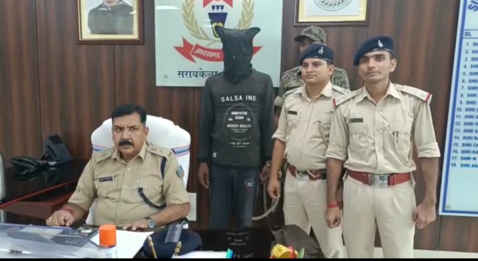 Saraikela News : 50 एटीएम के साथ साईबर अपराधी को गम्हरिया पुलिस ने रंगेहाथ किया गिरफ्तार, भेजा जेल…. | Vananchal 24TV Live