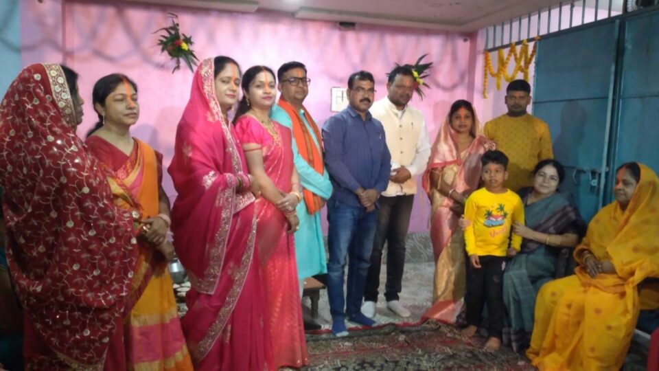 Chandil News . राकेश वर्मा के घर छठ के खरना प्रसाद ग्रहण करने पहुंची सविता महतो सहीत कई समाजसेवी ….. | Vananchal 24TV Live
