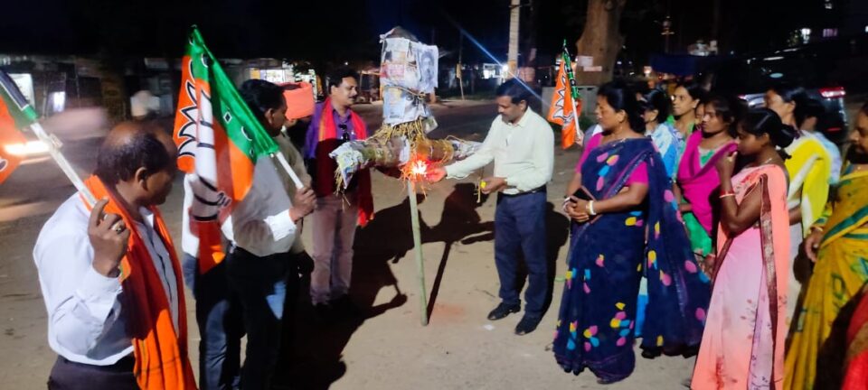 Ranchi News- भाजपा नेताओं ने हेमन्त सोरेन का किया पुतला दहन….