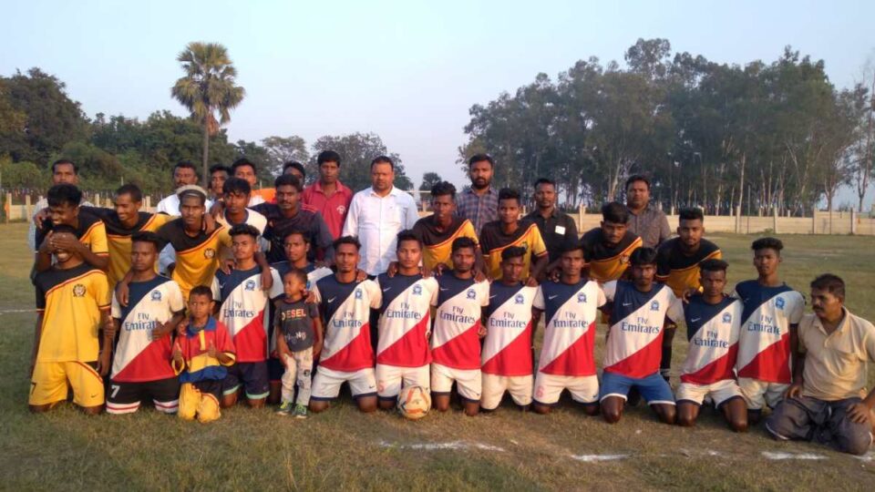 Chandil  News : दीपावली व बंदना पर्व के शुभ अवसर पर डोबो बस्ती में फुटबॉल प्रतियोगिता का आयोजन, विजेता बना जर्मन 11 डोबो…