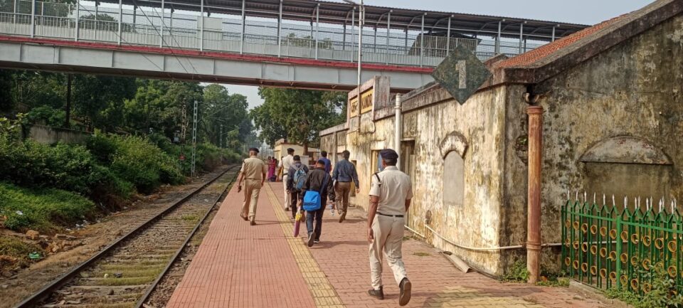 Saraikela News : बिना सूचना के डीआरएम पहुंचे कांड्रा स्टेशन कर्मचारियों में भय का माहौल ,कांड्रा स्टेशन में  टाटा -पटना  और  टाटा -कटिहार  ट्रेन के ठहराव के लिए ग्रामीणो ने मांग पत्र सौपा….  | Vananchal 24TV Live