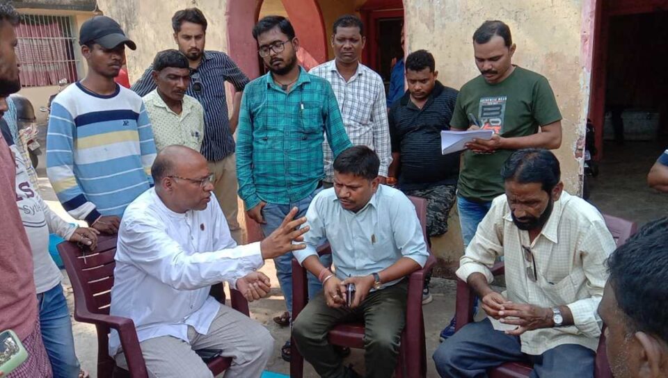 Saraikela News : 12 घंटों तक गुल रही बिजली; अंधेरे में कटी नगर पंचायत निवासियों की रात; आक्रोशित लोगों ने नपं के नेतृत्व में कार्यालय में जड़ा ताला; वार्ता के बाद खुला कार्यालय का ताला….. | Vananchal 24TV Live