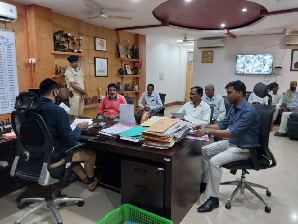 Saraikela News : साप्ताहिक जनता मिलन में 50 फरियादियों से मिले उपायुक्त, त्वरित समाधान के दिए निर्देश…..