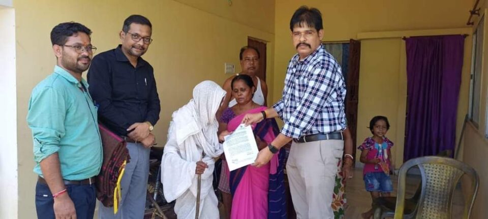 SARAIKELA NEWS  : इंटरनेशनल डे फॉर ओल्डर पर्सन के अवसर पर एसडीओ ने एक 100 वर्ष की आयु वाले 3 मतदाताओं को किया सम्मानित।